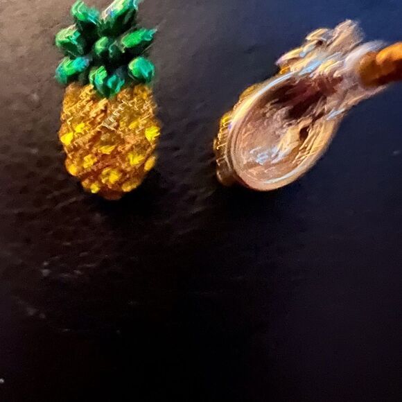 🍍New & sparkling pineapple stud earrings 🍍 - Picture 5 of 6